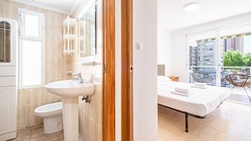 1 habitación, tabla de planchar con plancha, wifi gratis y ropa de cama