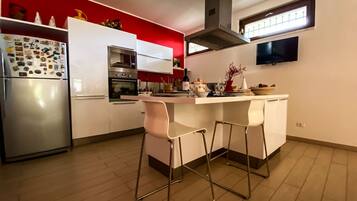 Kühlschrank, Mikrowelle, Ofen, Geschirrspüler