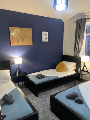 3 habitaciones, tabla de planchar con plancha, wifi y ropa de cama 