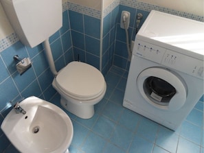 Apartment, 2 Bedrooms, Balcony, City View | Bathroom
