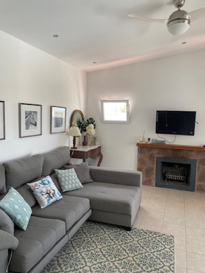 TV, fireplace - Villa Marina, Relax, Piscina Privada, Barbacoa, Wifi (Son Vitamina)