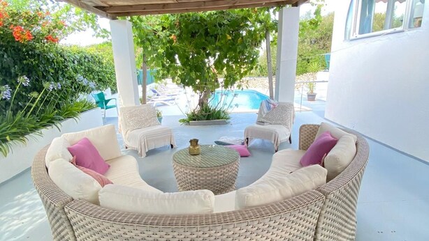 A covered outdoor seating area with wicker furniture and a central round table. - Villa Marina, Relax, Piscina Privada, Barbacoa, Wifi (Son Vitamina)