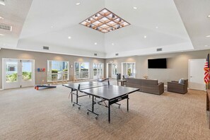 Game room - BEAUTIFUL VILLA ACROSS FROM BEACH! POOL AND TENNIS ACCESS HILTON HEAD (Hilton Head Island)