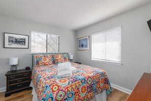 2 bedrooms, iron/ironing board, free WiFi, bed sheets - BEAUTIFUL VILLA ACROSS FROM BEACH! POOL AND TENNIS ACCESS HILTON HEAD (Hilton Head Island)