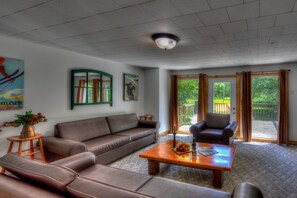 Living area - RARE FIND - 6 bdrm Very Private Cottage on 10 acres, Hot Tub, BBQ, Petfriendly (Collingwood)