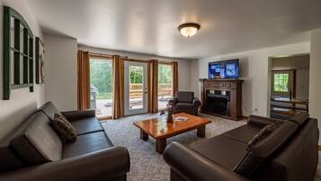 Classic Cottage, 6 Bedrooms, Kitchen | Living area | 50-inch Smart TV with cable channels, fireplace