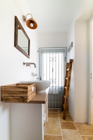 Ducha, secador de pelo, bidet, toallas