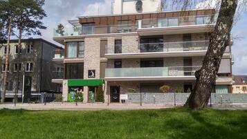 Majoituspaikan julkisivu illalla/yöllä