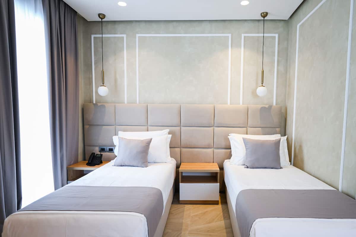 Deluxe-Doppel- oder -Zweibettzimmer | 1 Schlafzimmer, hochwertige Bettwaren, Betten mit Memory-Foam-Matratzen