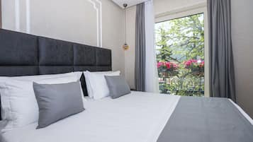 Kahden hengen superior-huone | Ylelliset vuodevaatteet, memory foam -patjalliset sängyt, minibaari