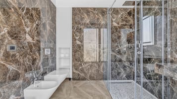 Junior Suite | Bathroom | Shower, rainfall showerhead, eco-friendly toiletries, hair dryer