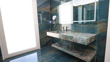 Suite Junior | Kamar mandi | Shower, pancuran hujan, perlengkapan mandi gratis, dan pengering rambut