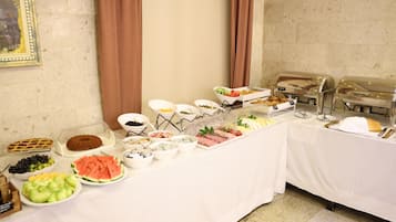 Café da manhã com buffet grátis todos os dias