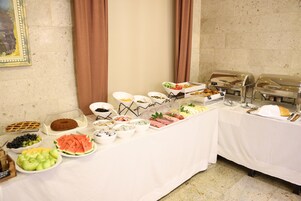 Café da manhã com buffet grátis todos os dias