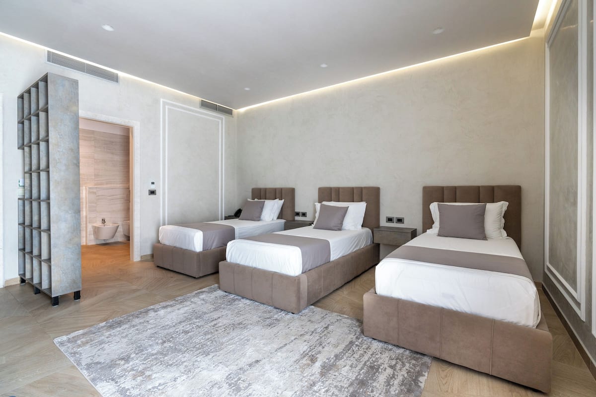 Habitación triple Deluxe | Ropa de cama de alta calidad, camas con efecto memoria y minibar 