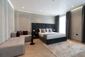 Suite junior | Ropa de cama de alta calidad, colchones viscoelásticos, minibar