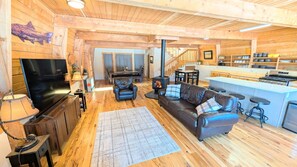 Smart-TV, DVD-spiller, fotballspill og bøker