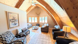 Smart-TV, DVD-spiller, fotballspill og bøker