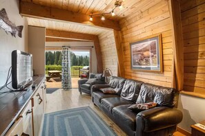 Smart TV, DVD player, pebolim, livros