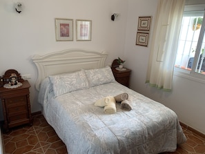 2 bedrooms, iron/ironing board, WiFi, bed sheets