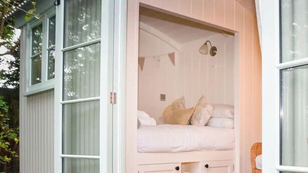 A bedroom with a bunk bed, a small cabinet, and a window. - Beautiful Shepherds Hut B&B nr Stonehenge, Avebury, Salisbury, Bath - WiFi, TV (Haxton)