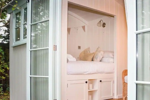 Beautiful Shepherds Hut B&B nr Stonehenge, Avebury, Salisbury, Bath - WiFi, TV