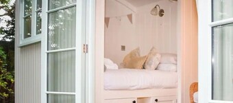 Beautiful Shepherds Hut B&B nr Stonehenge, Avebury, Salisbury, Bath - WiFi, TV