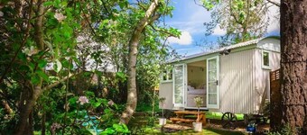 Beautiful Shepherds Hut B&B nr Stonehenge, Avebury, Salisbury, Bath - WiFi, TV