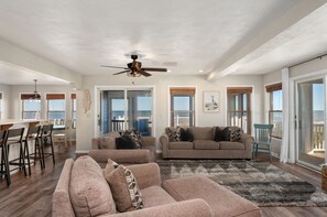 Smart-TV, Kamin, Bücher, Stereoanlage