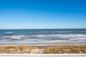 Plage, chaises longues