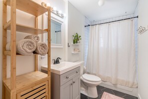Dusche, Haartrockner, Bidet, Handtücher