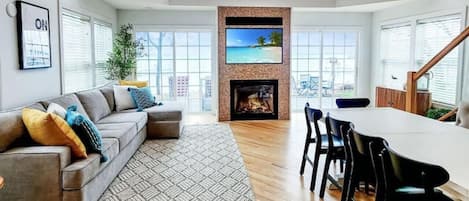Smart TV, fireplace