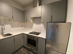 Fridge, microwave, oven, stovetop - Modern and Spacious No. 6 - sleeps 6 - free parking (Galway)