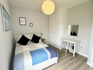 3 chambres, bureau, fer et planche à repasser, lit parapluie