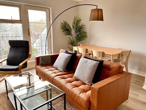 Modern and Spacious No. 6 - sleeps 6 - free parking