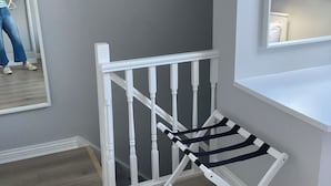 A room with a white railing, a mirror, and a wooden floor. - Modern and Spacious No. 6 - sleeps 6 - free parking (Galway)