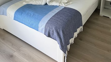 3 slaapkamers, een bureau, een strijkplank/strijkijzer, reisbedje