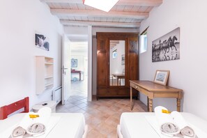 3 bedrooms, desk, iron/ironing board, travel cot - Marpissa Paros traditional house Casa Mira (Marpissa Paros)