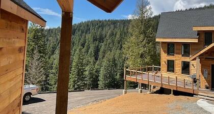 Secluded, quiet mountain retreat in the heart of North Idaho close to activities