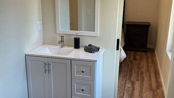 Douche, serviettes fournies, savon, shampoing