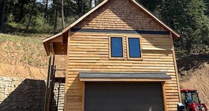 Secluded, quiet mountain retreat in the heart of North Idaho close to activities