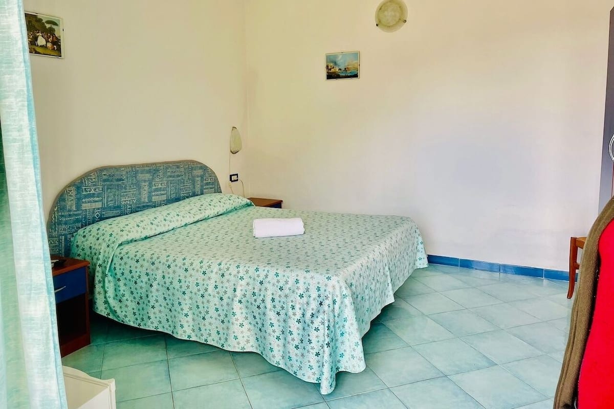 Soundproofing, free WiFi, bed sheets