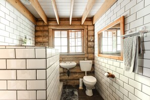 Shower, eco-friendly toiletries, towels, toilet paper - Log Home (with Hot Tub) Overlooking The Lion & Safari Park (Broederstroom)