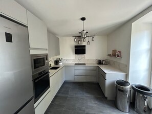 Fridge, microwave, oven, stovetop - Like a House. Pleasant Duplex With Air-conditioned Bedrooms, Fully Equipped! (Boulogne-Billancourt)