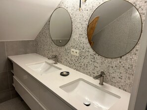 Shower, hair dryer, towels, soap - Like a House. Pleasant Duplex With Air-conditioned Bedrooms, Fully Equipped! (Boulogne-Billancourt)