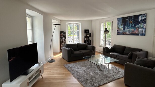 A modern living room with a flat-screen TV, two sofas, a glass coffee table, and a bookshelf. - Like a House. Pleasant Duplex With Air-conditioned Bedrooms, Fully Equipped! (Boulogne-Billancourt)