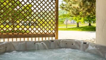Classic Chalet, Multiple Bedrooms, Non Smoking | Tab spa persendirian