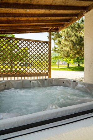 Classic Chalet, Multiple Bedrooms, Non Smoking | Private spa tub