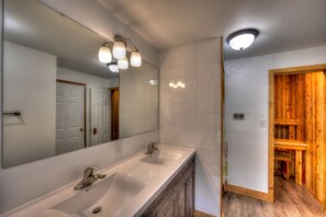 Bathroom - Spacious 8 bdrm Blue Mountain Cottage, Perfect for Large Groups, Private Beach, BBQ, Hot Tub, Sauna (The Blue Mountains)