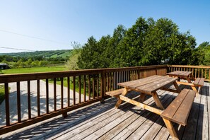 Exterior - Spacious 8 bdrm Blue Mountain Cottage, Perfect for Large Groups, Private Beach, BBQ, Hot Tub, Sauna (The Blue Mountains)